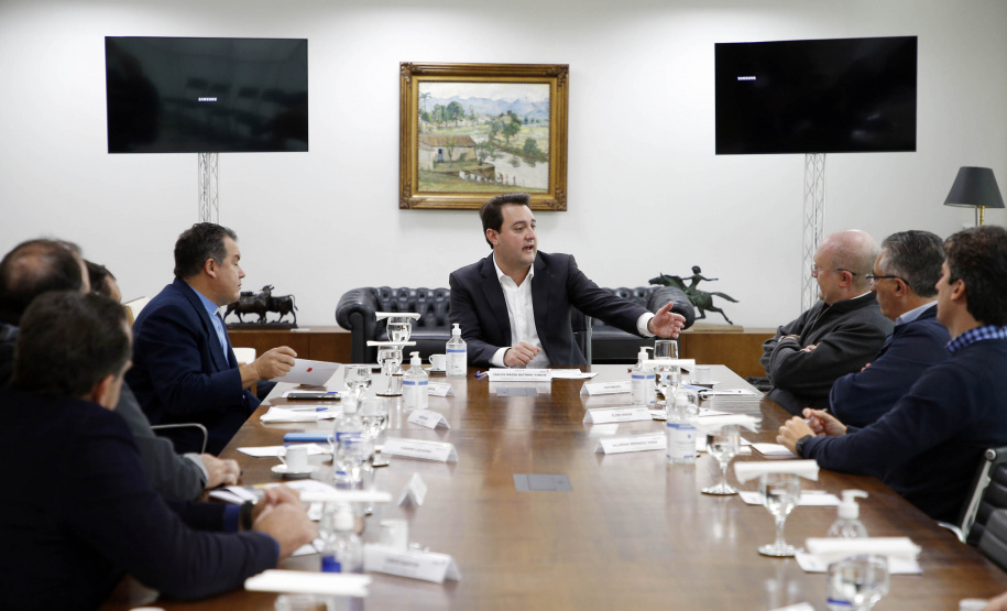O governador Carlos Massa Ratinho Junior recebeu nesta quinta-feira (2), das mãos do arcebispo de Curitiba, dom José Antonio Peruzzo, o convite para participar da festa na Capital no dia 16 de junho.