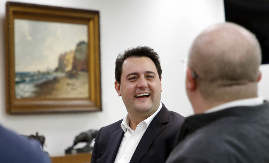 O governador Carlos Massa Ratinho Junior recebeu nesta quinta-feira (2), das mãos do arcebispo de Curitiba, dom José Antonio Peruzzo, o convite para participar da festa na Capital no dia 16 de junho.