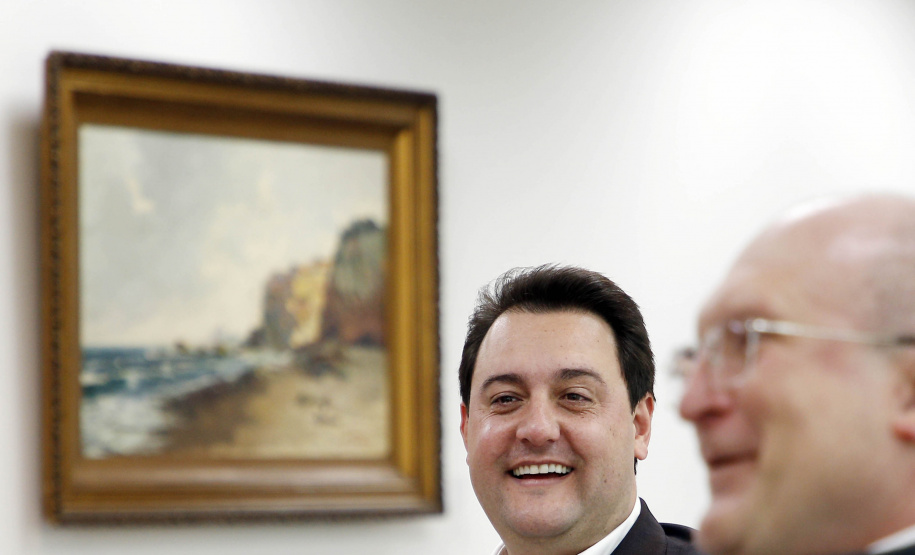 O governador Carlos Massa Ratinho Junior recebeu nesta quinta-feira (2), das mãos do arcebispo de Curitiba, dom José Antonio Peruzzo, o convite para participar da festa na Capital no dia 16 de junho.