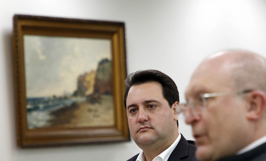 O governador Carlos Massa Ratinho Junior recebeu nesta quinta-feira (2), das mãos do arcebispo de Curitiba, dom José Antonio Peruzzo, o convite para participar da festa na Capital no dia 16 de junho.