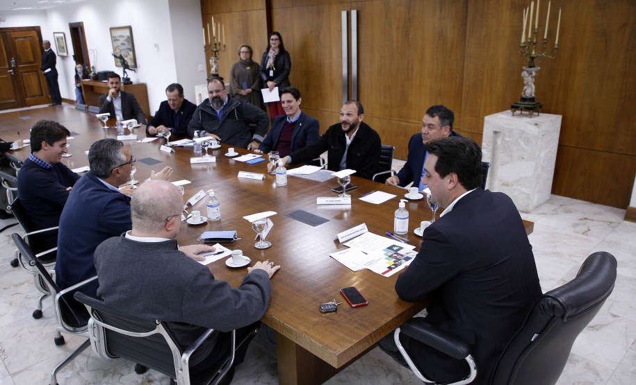 O governador Carlos Massa Ratinho Junior recebeu nesta quinta-feira (2), das mãos do arcebispo de Curitiba, dom José Antonio Peruzzo, o convite para participar da festa na Capital no dia 16 de junho.