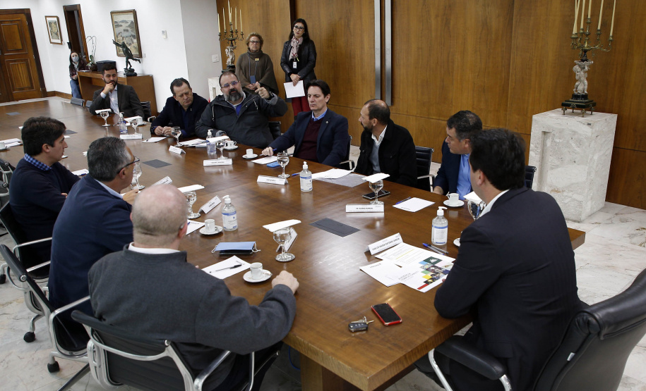 O governador Carlos Massa Ratinho Junior recebeu nesta quinta-feira (2), das mãos do arcebispo de Curitiba, dom José Antonio Peruzzo, o convite para participar da festa na Capital no dia 16 de junho.