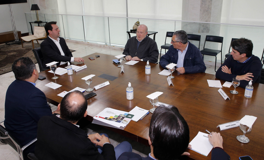 O governador Carlos Massa Ratinho Junior recebeu nesta quinta-feira (2), das mãos do arcebispo de Curitiba, dom José Antonio Peruzzo, o convite para participar da festa na Capital no dia 16 de junho.