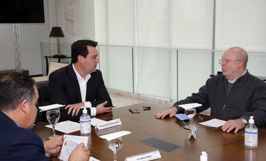 O governador Carlos Massa Ratinho Junior recebeu nesta quinta-feira (2), das mãos do arcebispo de Curitiba, dom José Antonio Peruzzo, o convite para participar da festa na Capital no dia 16 de junho.