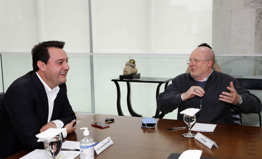 O governador Carlos Massa Ratinho Junior recebeu nesta quinta-feira (2), das mãos do arcebispo de Curitiba, dom José Antonio Peruzzo, o convite para participar da festa na Capital no dia 16 de junho.