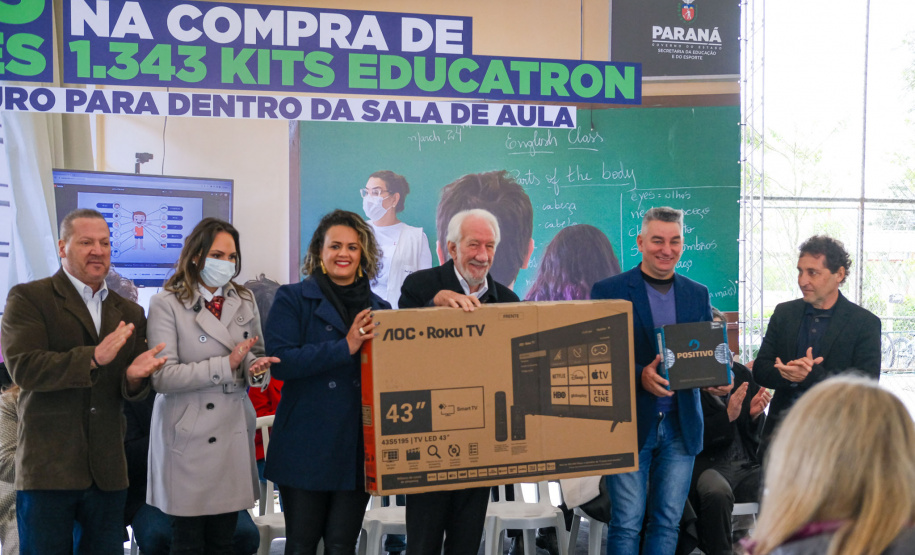 Mais de mil kits com TV e computador são entregues a escolas Região Metropolitana de Curitiba
