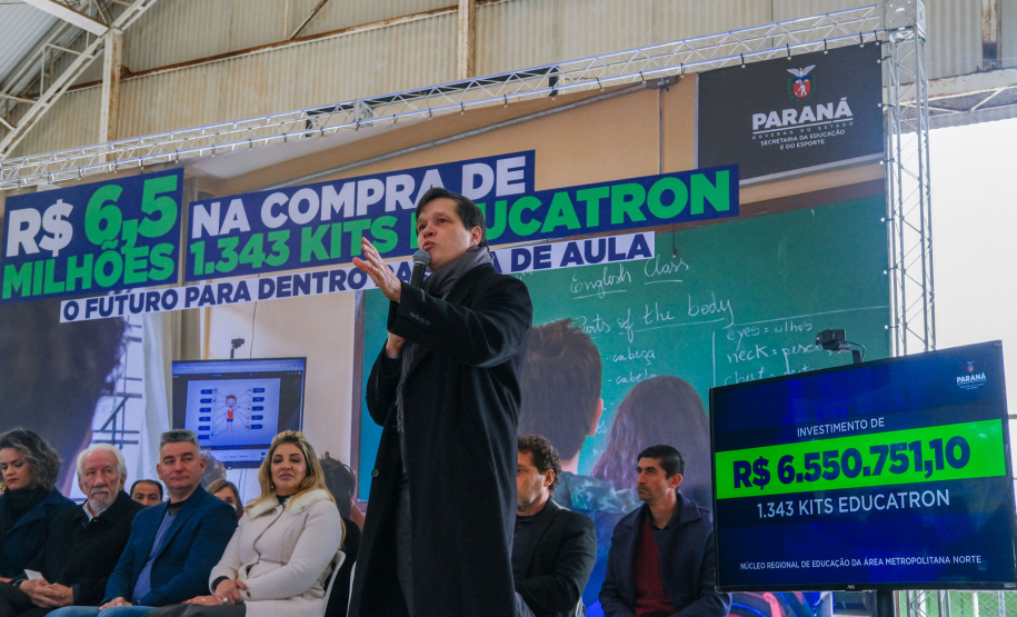 Mais de mil kits com TV e computador são entregues a escolas Região Metropolitana de Curitiba