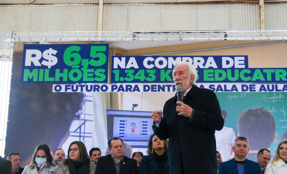 Mais de mil kits com TV e computador são entregues a escolas Região Metropolitana de Curitiba