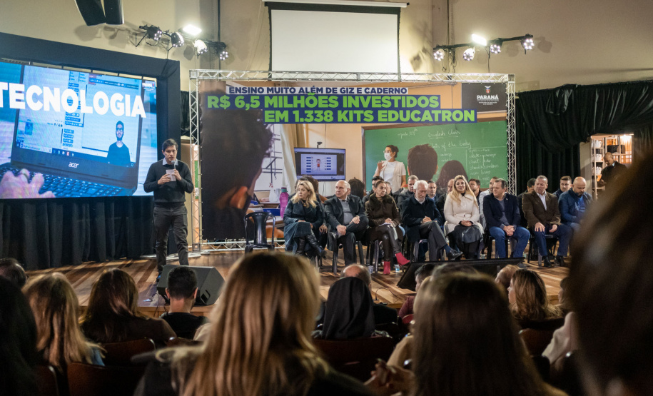 Mais de mil kits com TV e computador são entregues a escolas Região Metropolitana de Curitiba
