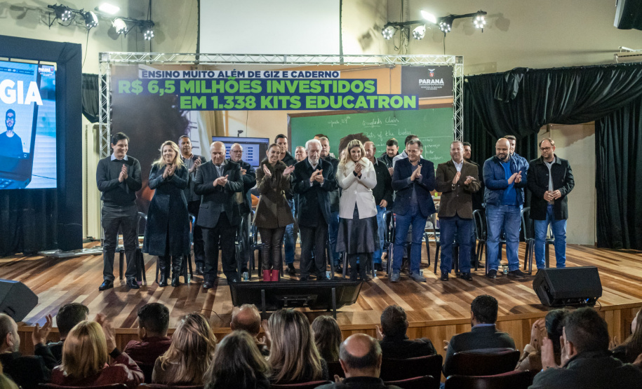 Mais de mil kits com TV e computador são entregues a escolas Região Metropolitana de Curitiba