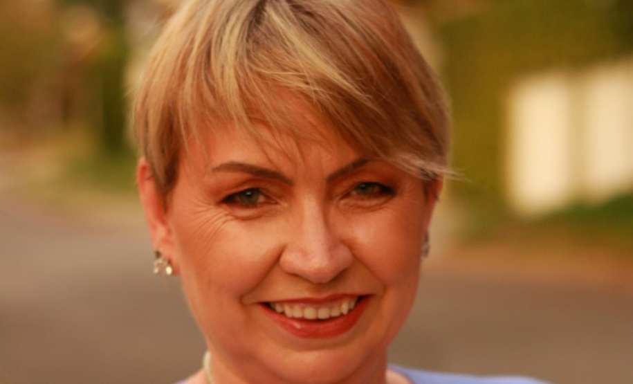 Poeta Elciana Goedert lança o livro Amores em Degradê na Biblioteca Pública