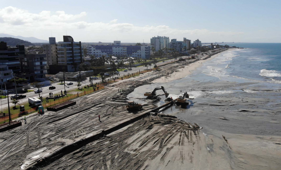 Praia de Caiobá conta com 500 metros de faixa de areia mais larga