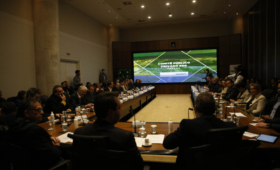 ESG - Governo do Estado do Paraná, criou o primeiro comitê público-privado sobre ESG do País,  que uniu a iniciativa privada e o poder público para promover, de forma concreta, a sustentabilidade.
