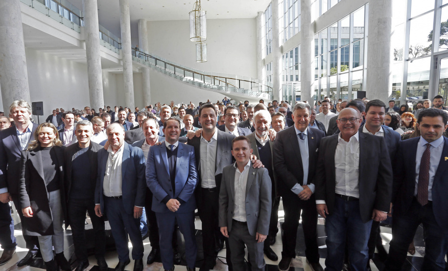 O Governo do Estado lançou no Palácio Iguaçu, o edital de leilão da Nova Ferroeste.