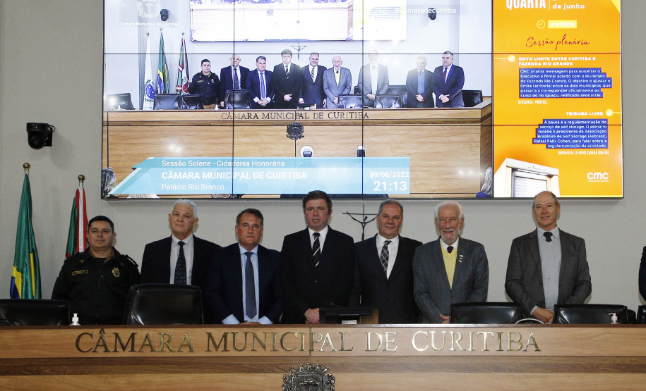 Empresário Carlos Beal, proprietário da rede de supermercado Festval, foi homenageado com o título de Cidadão Honorário de Curitiba em cerimônia na camara de vereadores