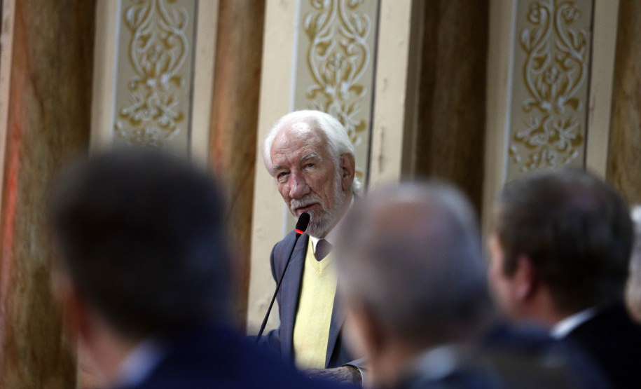 Empresário Carlos Beal, proprietário da rede de supermercado Festval, foi homenageado com o título de Cidadão Honorário de Curitiba em cerimônia na camara de vereadores