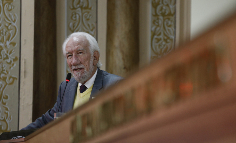 Empresário Carlos Beal, proprietário da rede de supermercado Festval, foi homenageado com o título de Cidadão Honorário de Curitiba em cerimônia na camara de vereadores
