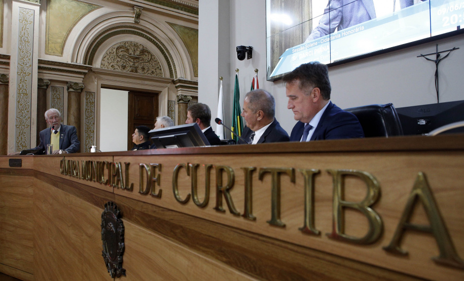 Empresário Carlos Beal, proprietário da rede de supermercado Festval, foi homenageado com o título de Cidadão Honorário de Curitiba em cerimônia na camara de vereadores
