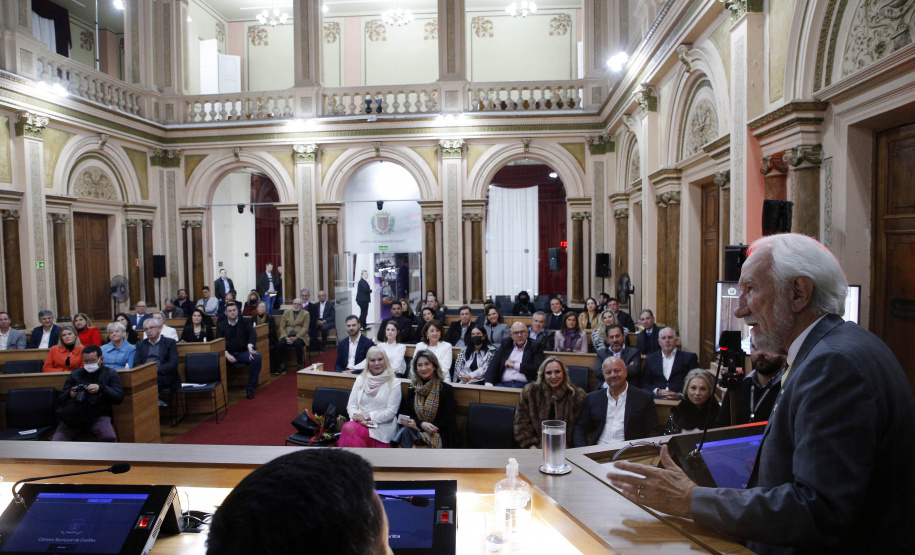 Empresário Carlos Beal, proprietário da rede de supermercado Festval, foi homenageado com o título de Cidadão Honorário de Curitiba em cerimônia na camara de vereadores