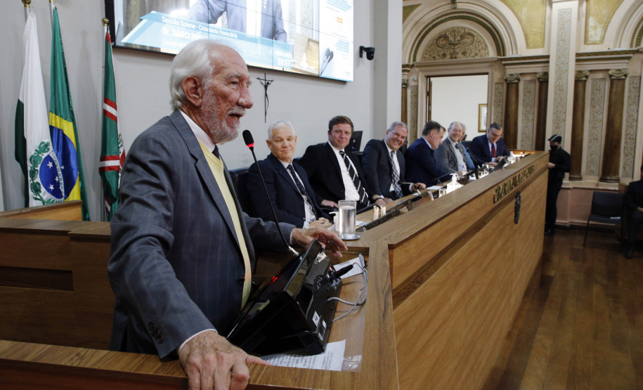 Empresário Carlos Beal, proprietário da rede de supermercado Festval, foi homenageado com o título de Cidadão Honorário de Curitiba em cerimônia na camara de vereadores