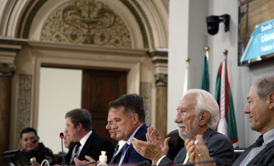 Empresário Carlos Beal, proprietário da rede de supermercado Festval, foi homenageado com o título de Cidadão Honorário de Curitiba em cerimônia na camara de vereadores