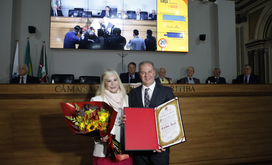 Empresário Carlos Beal, proprietário da rede de supermercado Festval, foi homenageado com o título de Cidadão Honorário de Curitiba em cerimônia na camara de vereadores