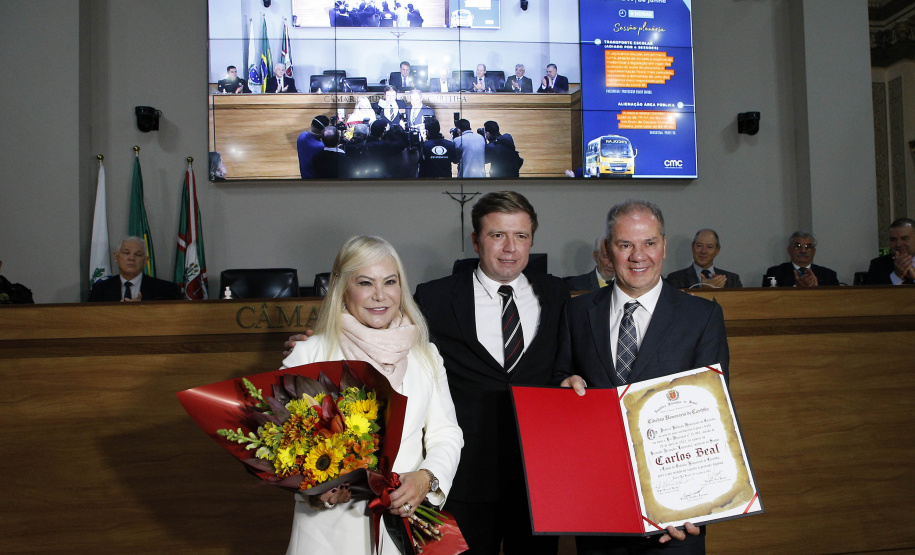 Empresário Carlos Beal, proprietário da rede de supermercado Festval, foi homenageado com o título de Cidadão Honorário de Curitiba em cerimônia na camara de vereadores
