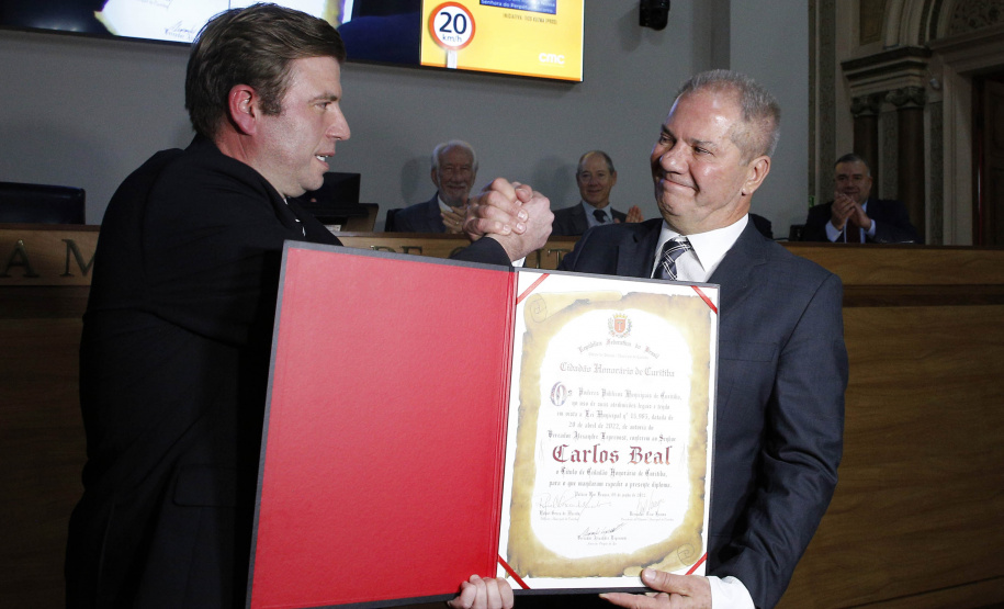 Empresário Carlos Beal, proprietário da rede de supermercado Festval, foi homenageado com o título de Cidadão Honorário de Curitiba em cerimônia na camara de vereadores