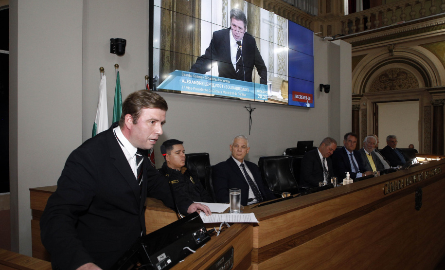 Empresário Carlos Beal, proprietário da rede de supermercado Festval, foi homenageado com o título de Cidadão Honorário de Curitiba em cerimônia na camara de vereadores