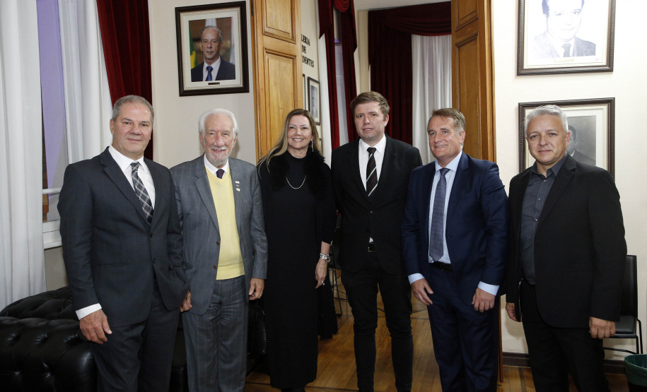 Empresário Carlos Beal, proprietário da rede de supermercado Festval, foi homenageado com o título de Cidadão Honorário de Curitiba em cerimônia na camara de vereadores