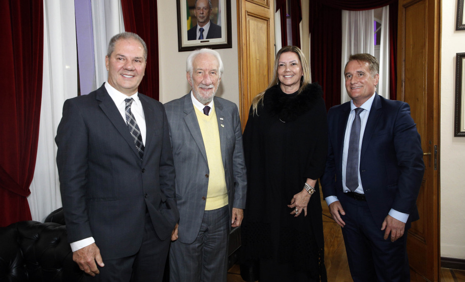 Empresário Carlos Beal, proprietário da rede de supermercado Festval, foi homenageado com o título de Cidadão Honorário de Curitiba em cerimônia na camara de vereadores
