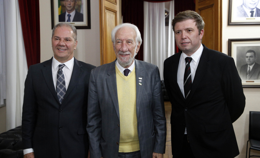Empresário Carlos Beal, proprietário da rede de supermercado Festval, foi homenageado com o título de Cidadão Honorário de Curitiba em cerimônia na camara de vereadores
