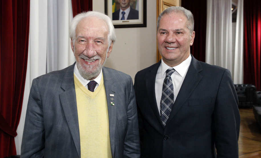 Empresário Carlos Beal, proprietário da rede de supermercado Festval, foi homenageado com o título de Cidadão Honorário de Curitiba em cerimônia na camara de vereadores
