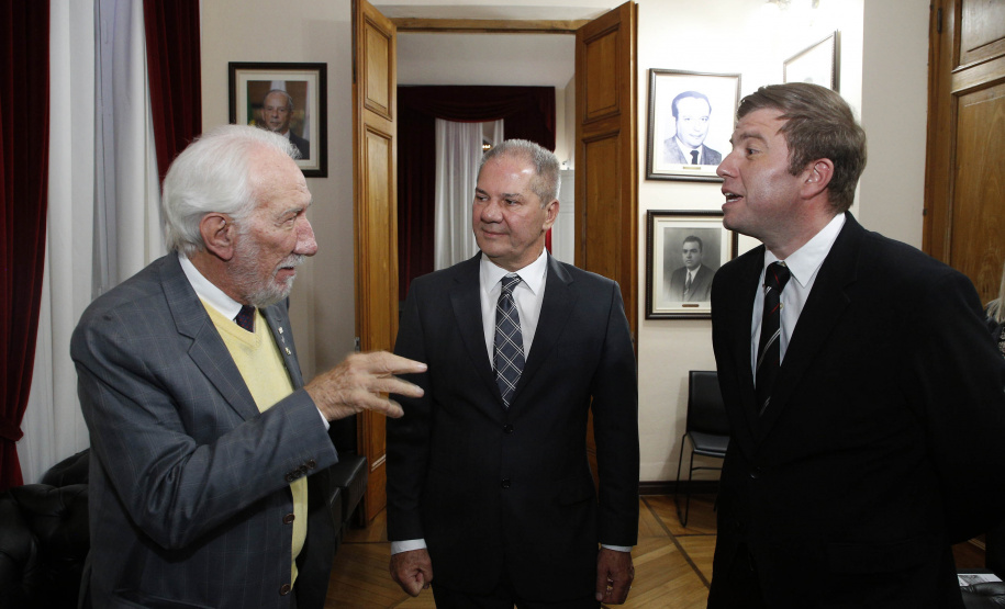 Empresário Carlos Beal, proprietário da rede de supermercado Festval, foi homenageado com o título de Cidadão Honorário de Curitiba em cerimônia na camara de vereadores