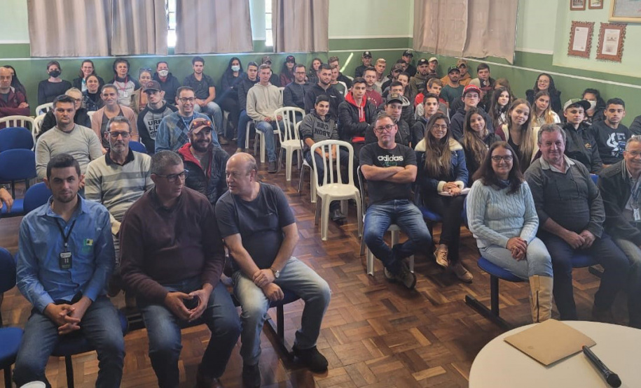 IDR-Paraná doa animais Purunã ao colégio agrícola de Palmeira