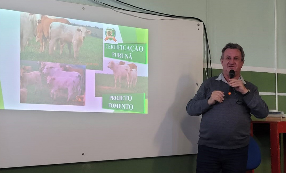 IDR-Paraná doa animais Purunã ao colégio agrícola de Palmeira