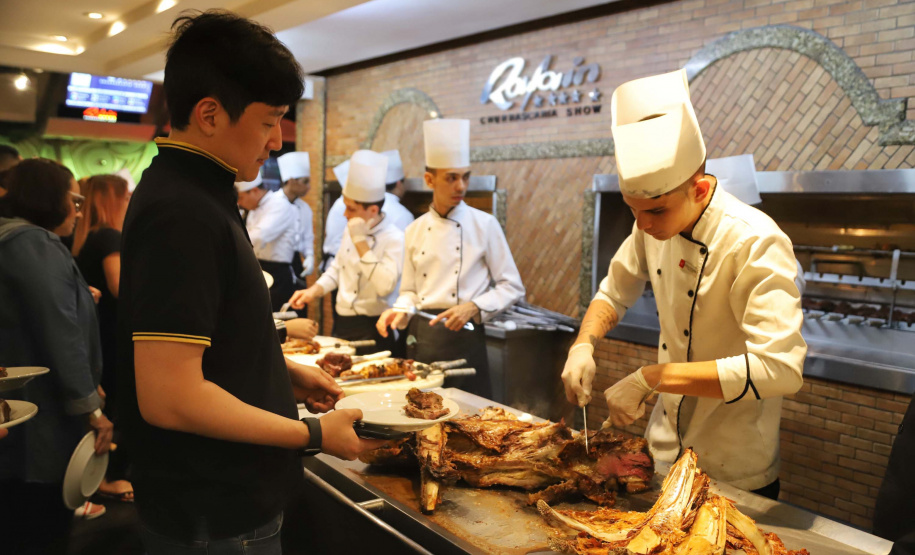 Setor de serviços lidera geração de emprego em abril no Paraná