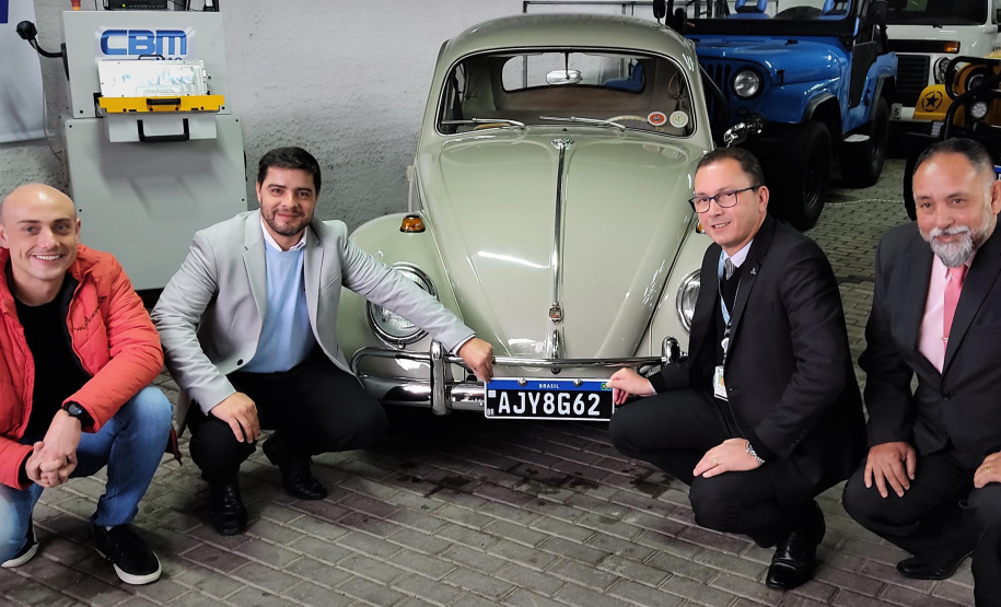 Fusca de 1965 recebe a primeira placa preta de colecionadores do Paraná