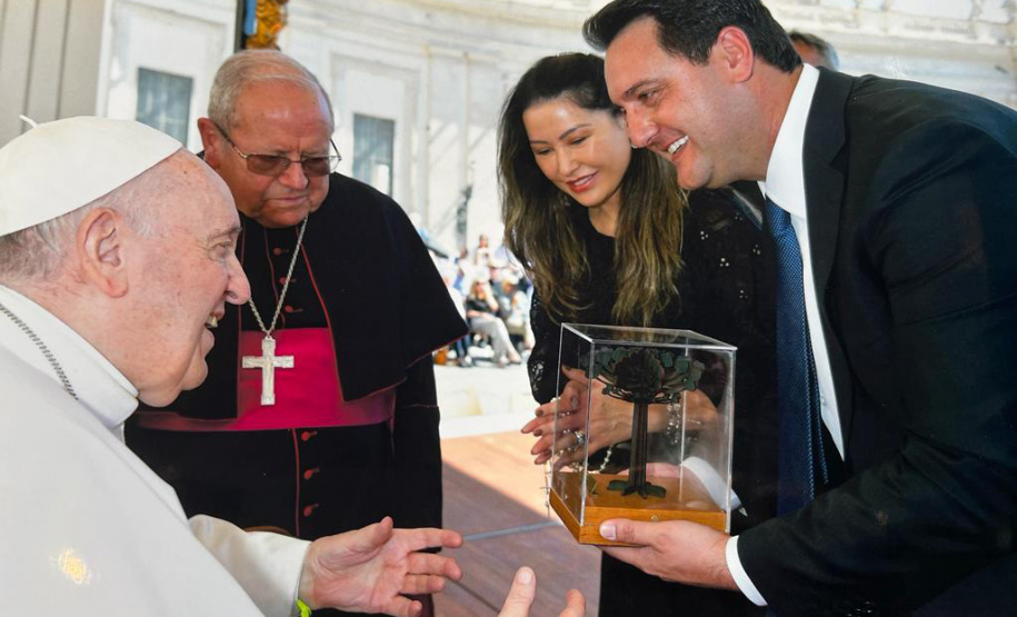 O governador Carlos Massa Ratinho Junior se encontrou nesta quarta-feira (8) na Praça São Pedro, no Vaticano, com o Papa Francisco.