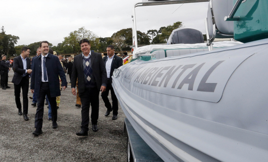 O governador Carlos Massa Ratinho Junior anunciou nesta segunda-feira (27) a contratação de 2 mil policiais militares e 400 bombeiros militares aprovados no concurso público realizado pela Secretaria da Segurança Pública no ano passado, além de 250 veículos, 88 motos e seis embarcações. Ele também também convocou 150 delegados, 200 investigadores, 50 papiloscopistas e 24 escrivães que vão compor os quadros da Polícia Civil do Paraná. O anúncio foi feito na cerimônia na Academia Policial Militar do Guatupê,