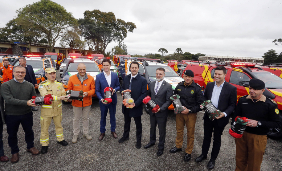 O governador Carlos Massa Ratinho Junior anunciou nesta segunda-feira (27) a contratação de 2 mil policiais militares e 400 bombeiros militares aprovados no concurso público realizado pela Secretaria da Segurança Pública no ano passado, além de 250 veículos, 88 motos e seis embarcações. Ele também também convocou 150 delegados, 200 investigadores, 50 papiloscopistas e 24 escrivães que vão compor os quadros da Polícia Civil do Paraná. O anúncio foi feito na cerimônia na Academia Policial Militar do Guatupê,