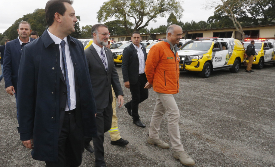 O governador Carlos Massa Ratinho Junior anunciou nesta segunda-feira (27) a contratação de 2 mil policiais militares e 400 bombeiros militares aprovados no concurso público realizado pela Secretaria da Segurança Pública no ano passado, além de 250 veículos, 88 motos e seis embarcações. Ele também também convocou 150 delegados, 200 investigadores, 50 papiloscopistas e 24 escrivães que vão compor os quadros da Polícia Civil do Paraná. O anúncio foi feito na cerimônia na Academia Policial Militar do Guatupê,