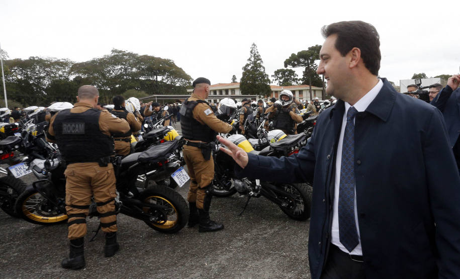O governador Carlos Massa Ratinho Junior anunciou nesta segunda-feira (27) a contratação de 2 mil policiais militares e 400 bombeiros militares aprovados no concurso público realizado pela Secretaria da Segurança Pública no ano passado, além de 250 veículos, 88 motos e seis embarcações. Ele também também convocou 150 delegados, 200 investigadores, 50 papiloscopistas e 24 escrivães que vão compor os quadros da Polícia Civil do Paraná. O anúncio foi feito na cerimônia na Academia Policial Militar do Guatupê,