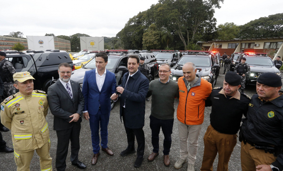 O governador Carlos Massa Ratinho Junior anunciou nesta segunda-feira (27) a contratação de 2 mil policiais militares e 400 bombeiros militares aprovados no concurso público realizado pela Secretaria da Segurança Pública no ano passado, além de 250 veículos, 88 motos e seis embarcações. Ele também também convocou 150 delegados, 200 investigadores, 50 papiloscopistas e 24 escrivães que vão compor os quadros da Polícia Civil do Paraná. O anúncio foi feito na cerimônia na Academia Policial Militar do Guatupê,