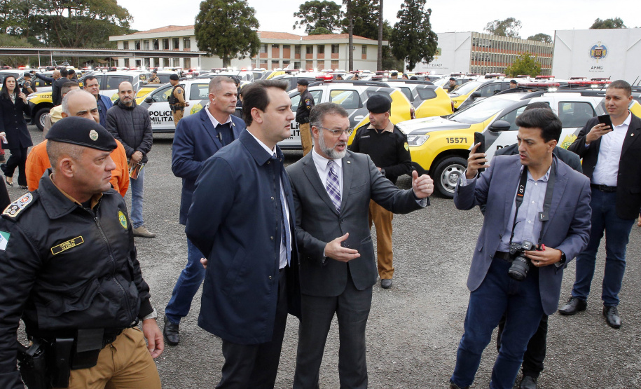 O governador Carlos Massa Ratinho Junior anunciou nesta segunda-feira (27) a contratação de 2 mil policiais militares e 400 bombeiros militares aprovados no concurso público realizado pela Secretaria da Segurança Pública no ano passado, além de 250 veículos, 88 motos e seis embarcações. Ele também também convocou 150 delegados, 200 investigadores, 50 papiloscopistas e 24 escrivães que vão compor os quadros da Polícia Civil do Paraná. O anúncio foi feito na cerimônia na Academia Policial Militar do Guatupê,