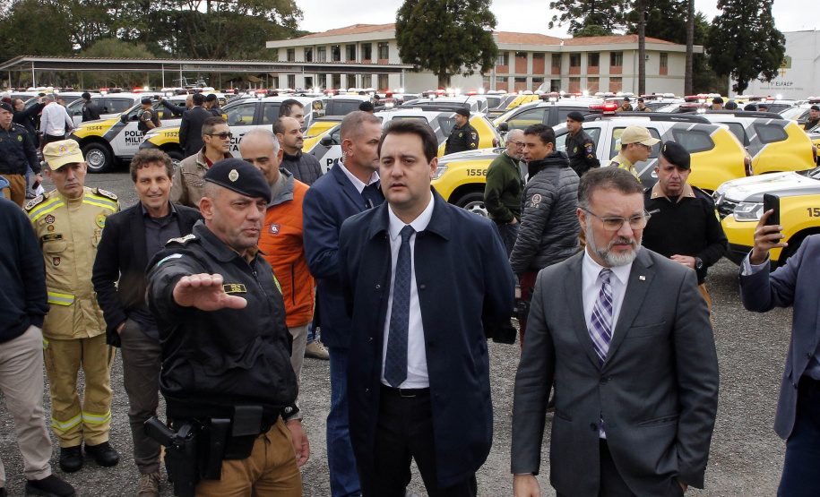 O governador Carlos Massa Ratinho Junior anunciou nesta segunda-feira (27) a contratação de 2 mil policiais militares e 400 bombeiros militares aprovados no concurso público realizado pela Secretaria da Segurança Pública no ano passado, além de 250 veículos, 88 motos e seis embarcações. Ele também também convocou 150 delegados, 200 investigadores, 50 papiloscopistas e 24 escrivães que vão compor os quadros da Polícia Civil do Paraná. O anúncio foi feito na cerimônia na Academia Policial Militar do Guatupê,