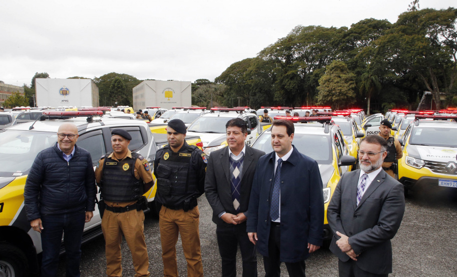 O governador Carlos Massa Ratinho Junior anunciou nesta segunda-feira (27) a contratação de 2 mil policiais militares e 400 bombeiros militares aprovados no concurso público realizado pela Secretaria da Segurança Pública no ano passado, além de 250 veículos, 88 motos e seis embarcações. Ele também também convocou 150 delegados, 200 investigadores, 50 papiloscopistas e 24 escrivães que vão compor os quadros da Polícia Civil do Paraná. O anúncio foi feito na cerimônia na Academia Policial Militar do Guatupê,