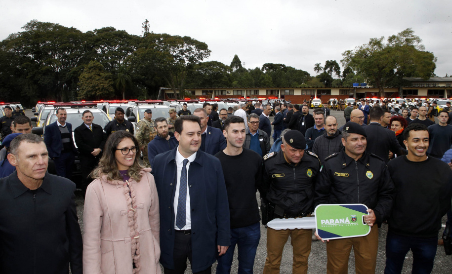 O governador Carlos Massa Ratinho Junior anunciou nesta segunda-feira (27) a contratação de 2 mil policiais militares e 400 bombeiros militares aprovados no concurso público realizado pela Secretaria da Segurança Pública no ano passado, além de 250 veículos, 88 motos e seis embarcações. Ele também também convocou 150 delegados, 200 investigadores, 50 papiloscopistas e 24 escrivães que vão compor os quadros da Polícia Civil do Paraná. O anúncio foi feito na cerimônia na Academia Policial Militar do Guatupê,