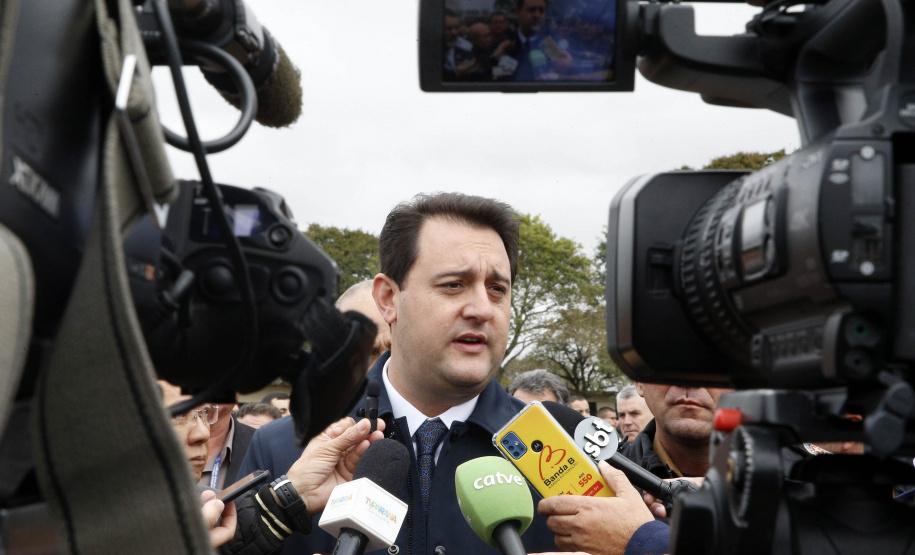 O governador Carlos Massa Ratinho Junior anunciou nesta segunda-feira (27) a contratação de 2 mil policiais militares e 400 bombeiros militares aprovados no concurso público realizado pela Secretaria da Segurança Pública no ano passado, além de 250 veículos, 88 motos e seis embarcações. Ele também também convocou 150 delegados, 200 investigadores, 50 papiloscopistas e 24 escrivães que vão compor os quadros da Polícia Civil do Paraná. O anúncio foi feito na cerimônia na Academia Policial Militar do Guatupê,