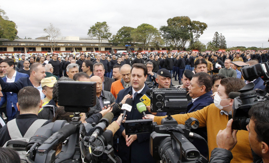 O governador Carlos Massa Ratinho Junior anunciou nesta segunda-feira (27) a contratação de 2 mil policiais militares e 400 bombeiros militares aprovados no concurso público realizado pela Secretaria da Segurança Pública no ano passado, além de 250 veículos, 88 motos e seis embarcações. Ele também também convocou 150 delegados, 200 investigadores, 50 papiloscopistas e 24 escrivães que vão compor os quadros da Polícia Civil do Paraná. O anúncio foi feito na cerimônia na Academia Policial Militar do Guatupê,